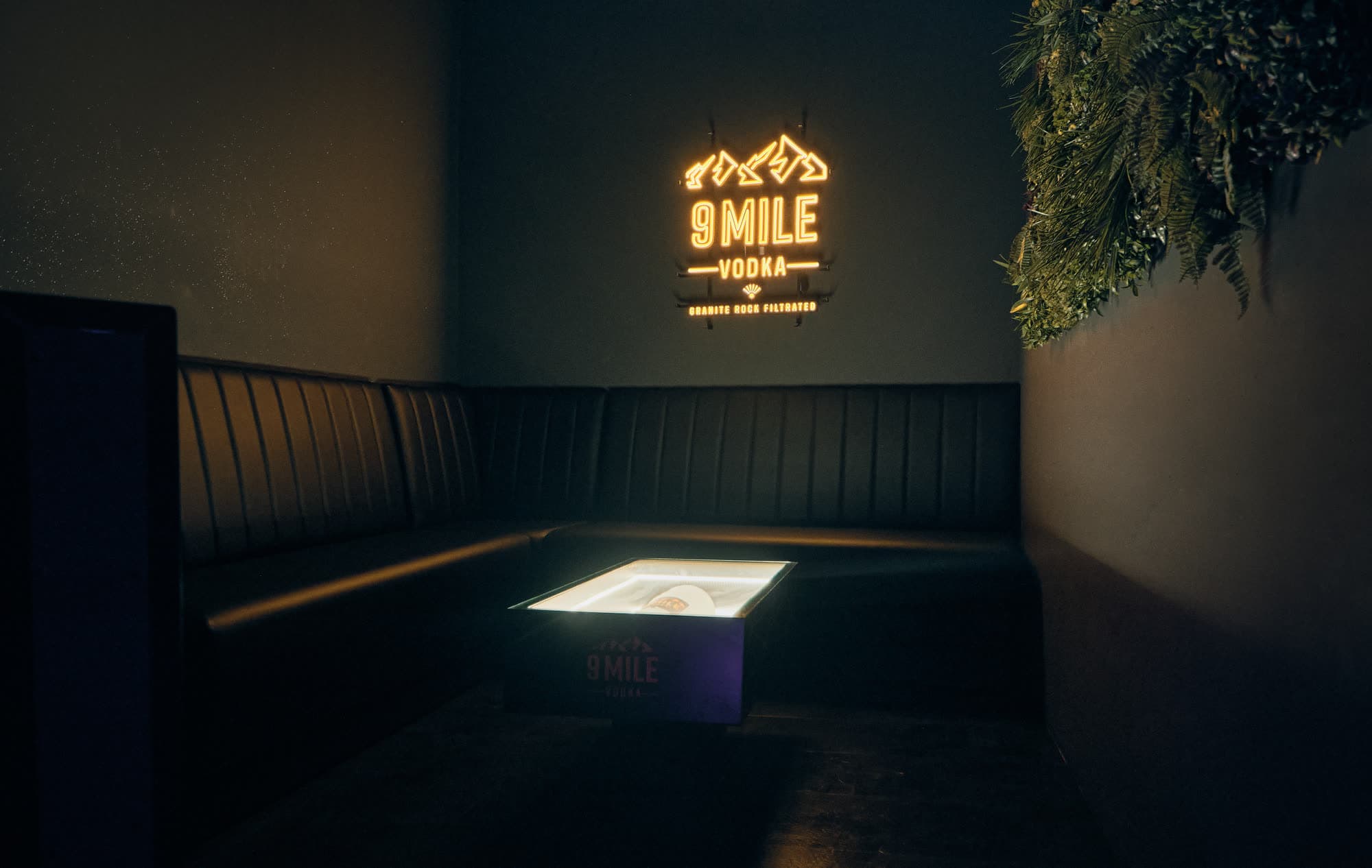 Loungebereich mit Tisch im VYBE Bar & Club